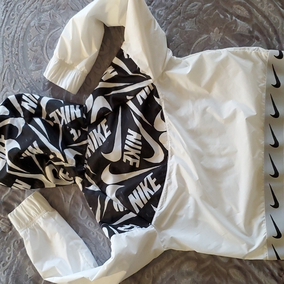 Youth Nike Jacket - Picture 2 of 5